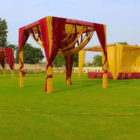 구르가온 Wedlock Farms - Events Venue 빌라 외부 사진