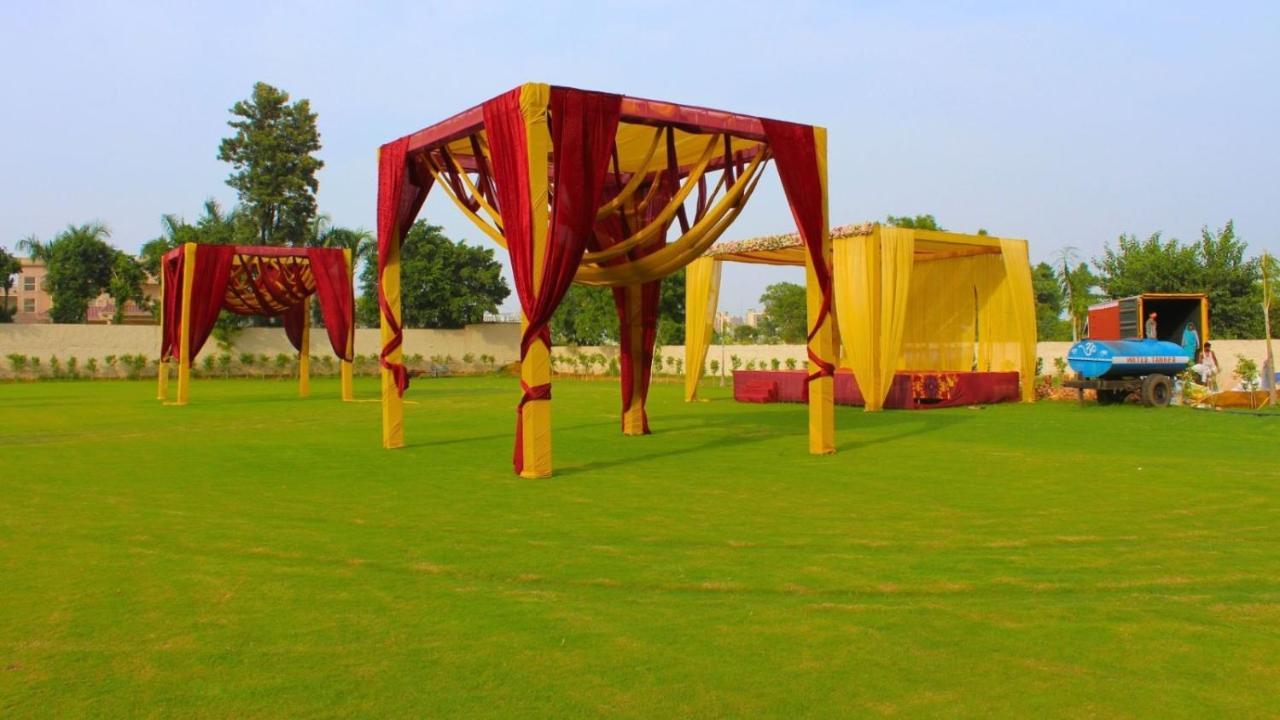 구르가온 Wedlock Farms - Events Venue 빌라 외부 사진